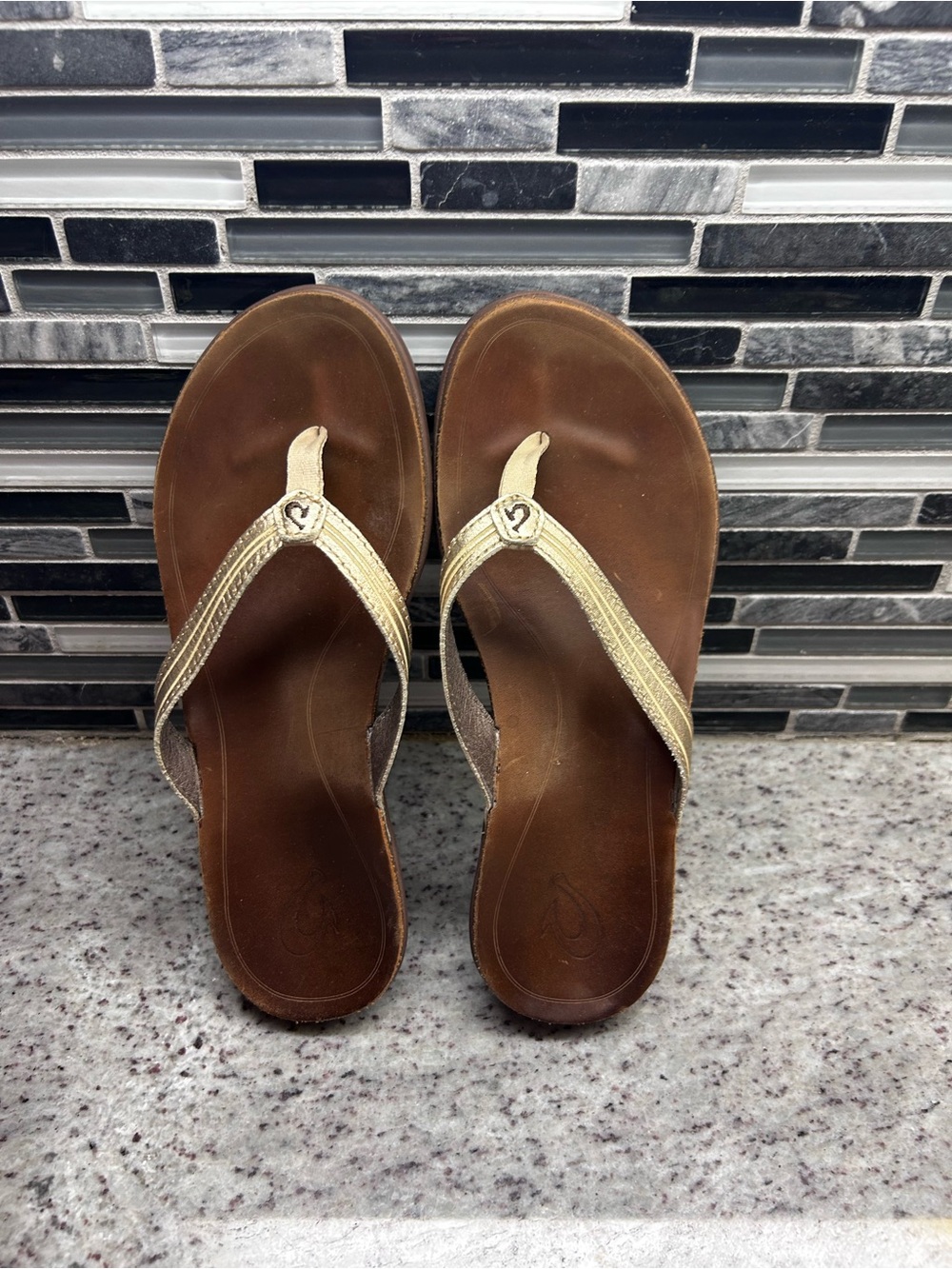Olukai Women's Brown Leather Flip Flop Sandals with Gold Straps size 8 - Picture 3 of 8